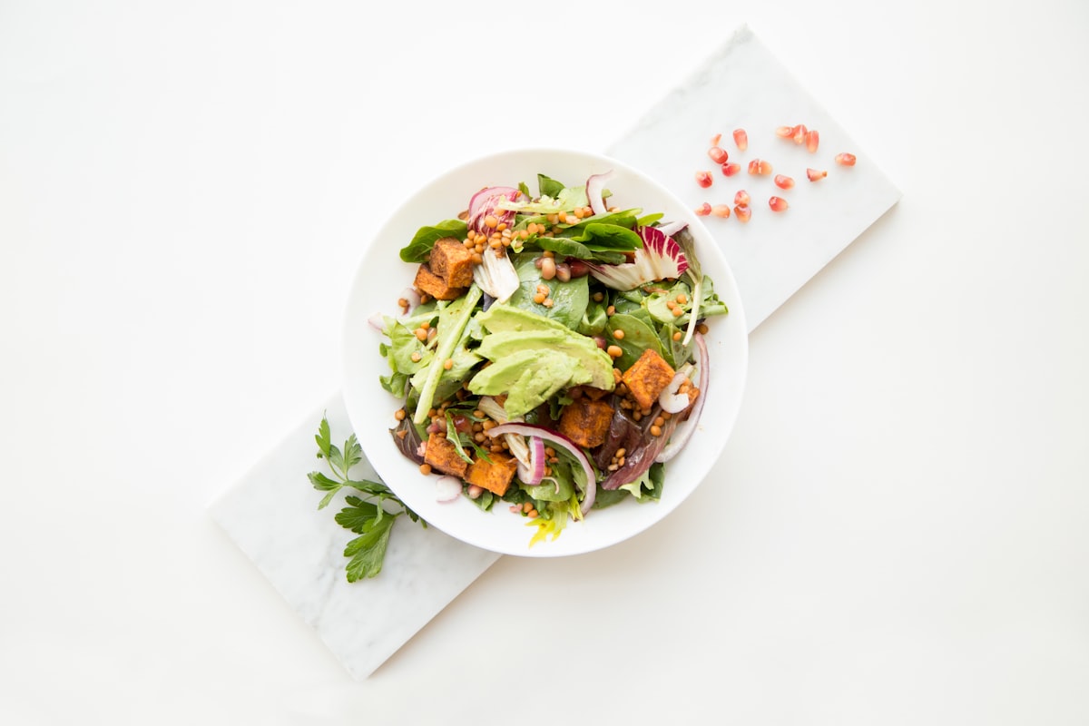 Ensalada quinua y vegetales frescos